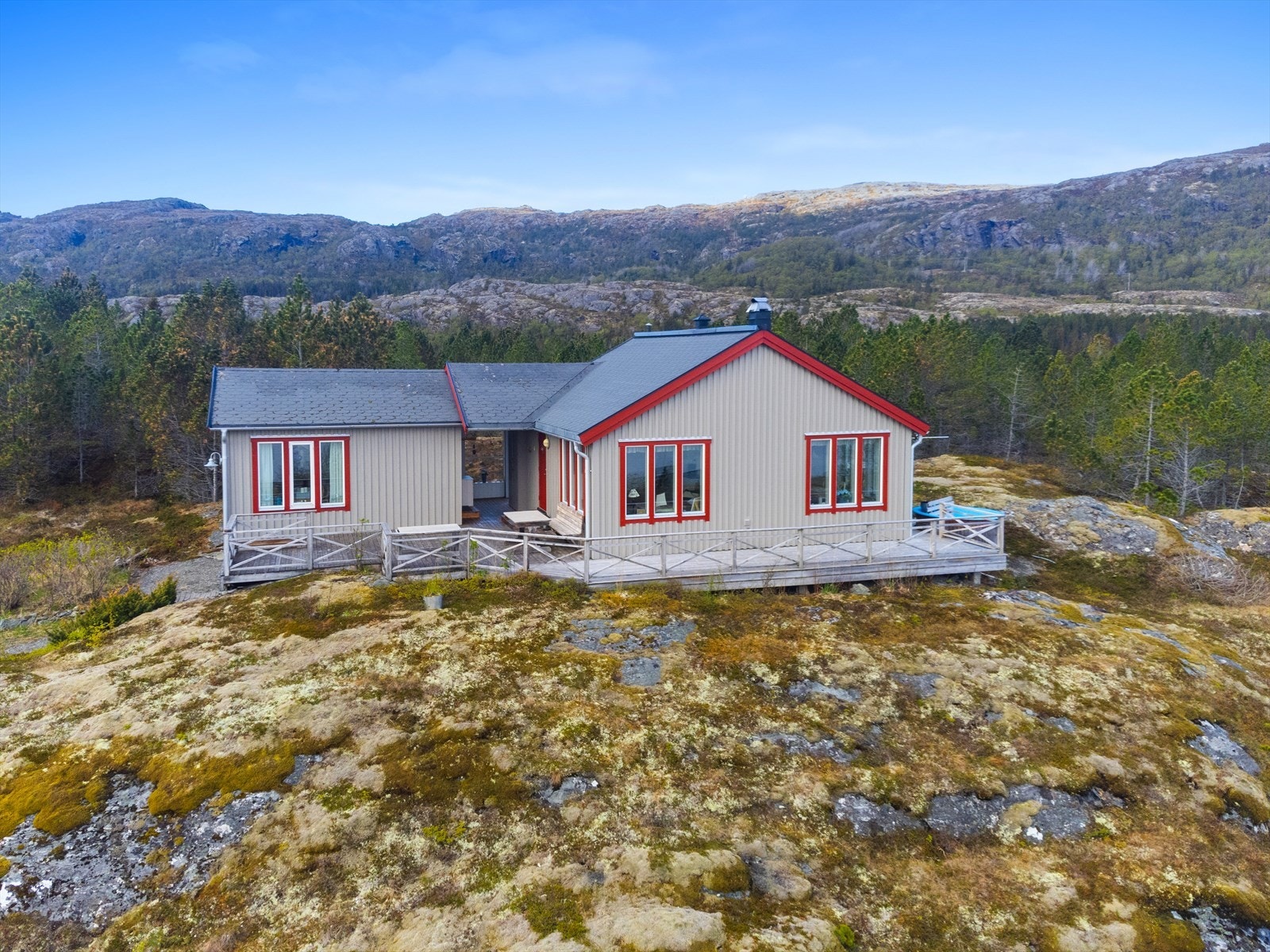 Hytten ligger på en høyde med naturtomt og vidstrakt utsikt. Galleribilde