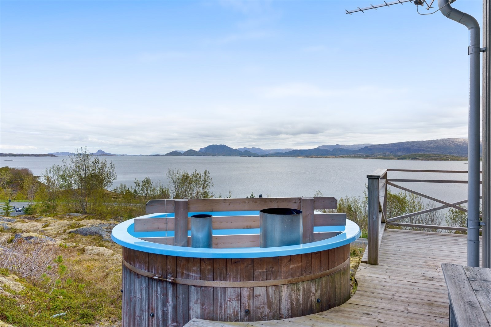Terrassen inkluderer en badestamp, som gir mulighet for avkobling med utsikt. Galleribilde