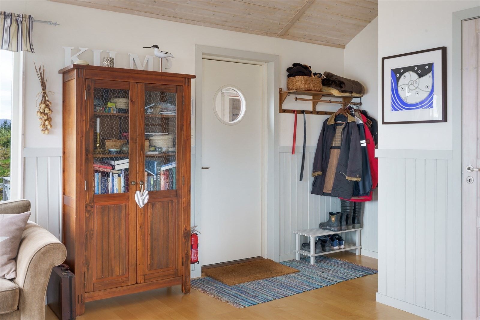 Entre til hytten har plass til yttertøy og sko. Galleribilde
