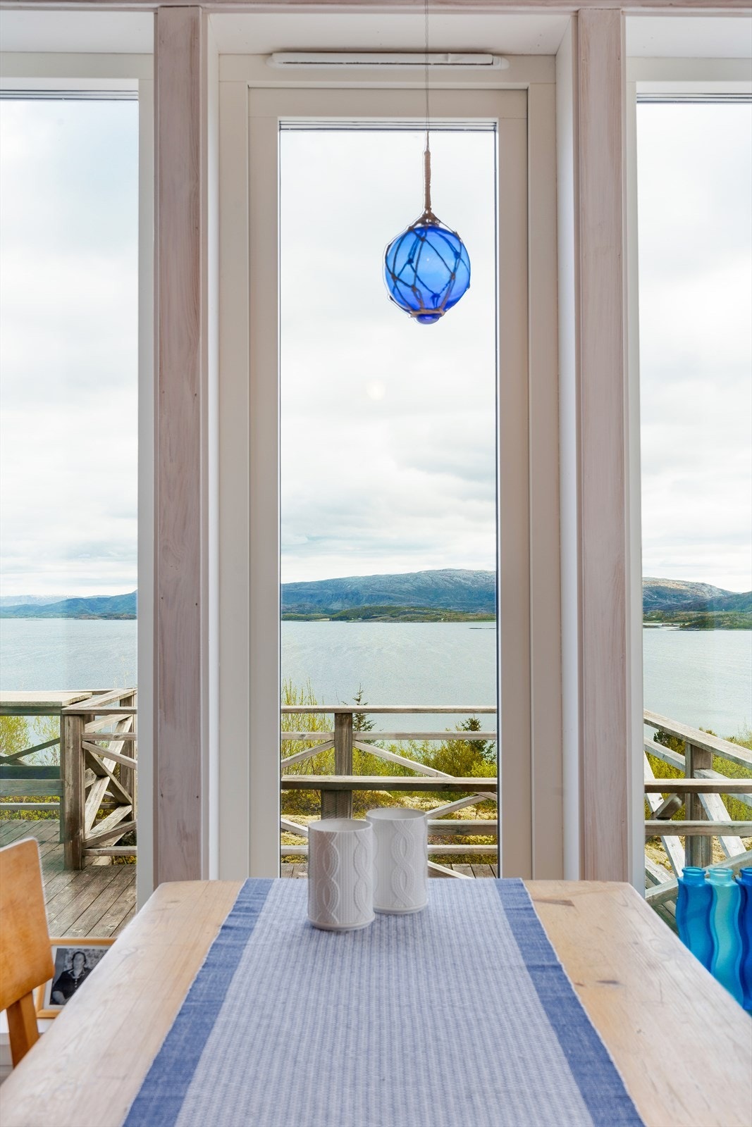 Fra spiseplassen er det panoramautsikt over sjøen gjennom store vinduer. Galleribilde