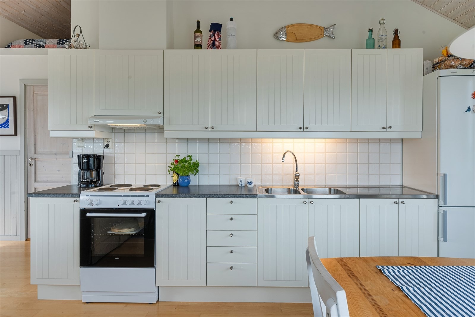 Kjøkkenet har profilerte fronter og laminat benkeplate med doble vasker. Galleribilde