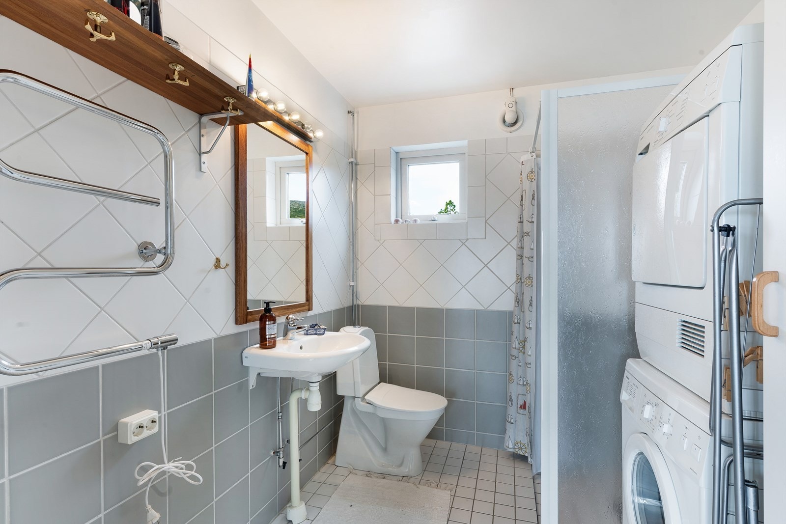 Badet er utstyrt med elektriske varmekabler i gulvet. Galleribilde