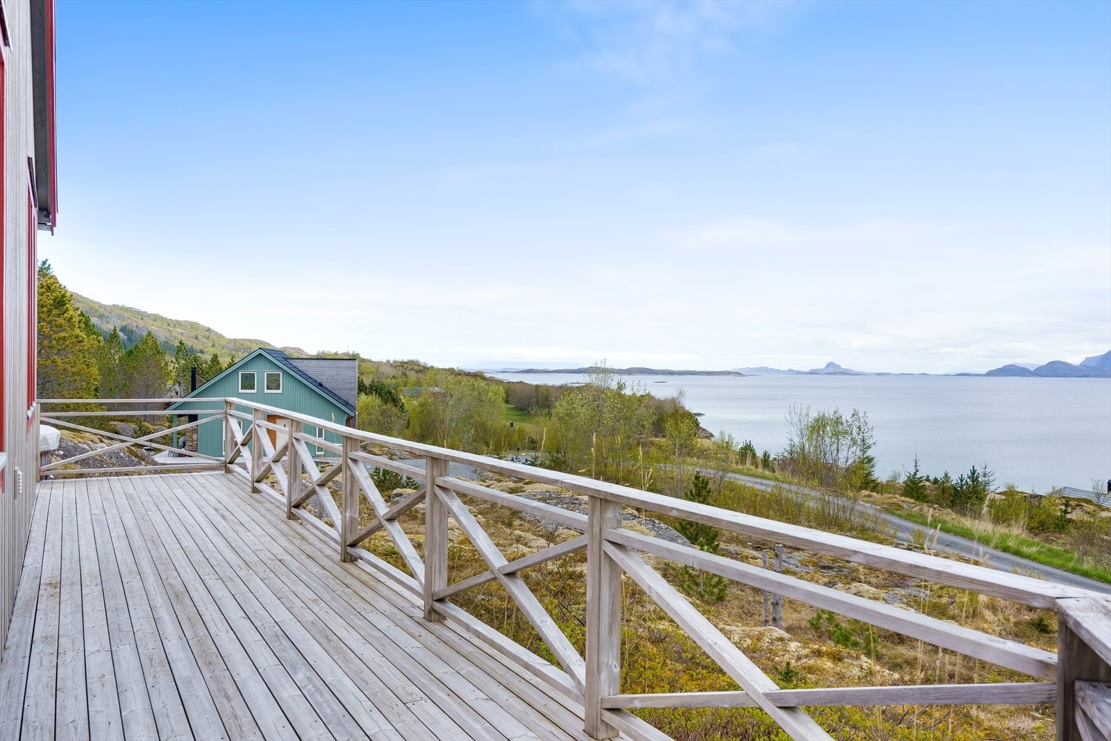 Utsikten fra terrassen åpner for vakker natur og sjølandskap. Galleribilde