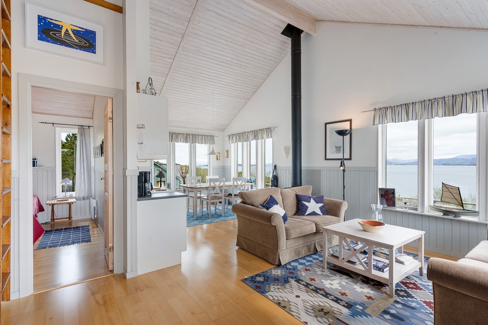 Store vinduer sørger for naturlig lysinnslipp og utsikt til omgivelsene. Galleribilde