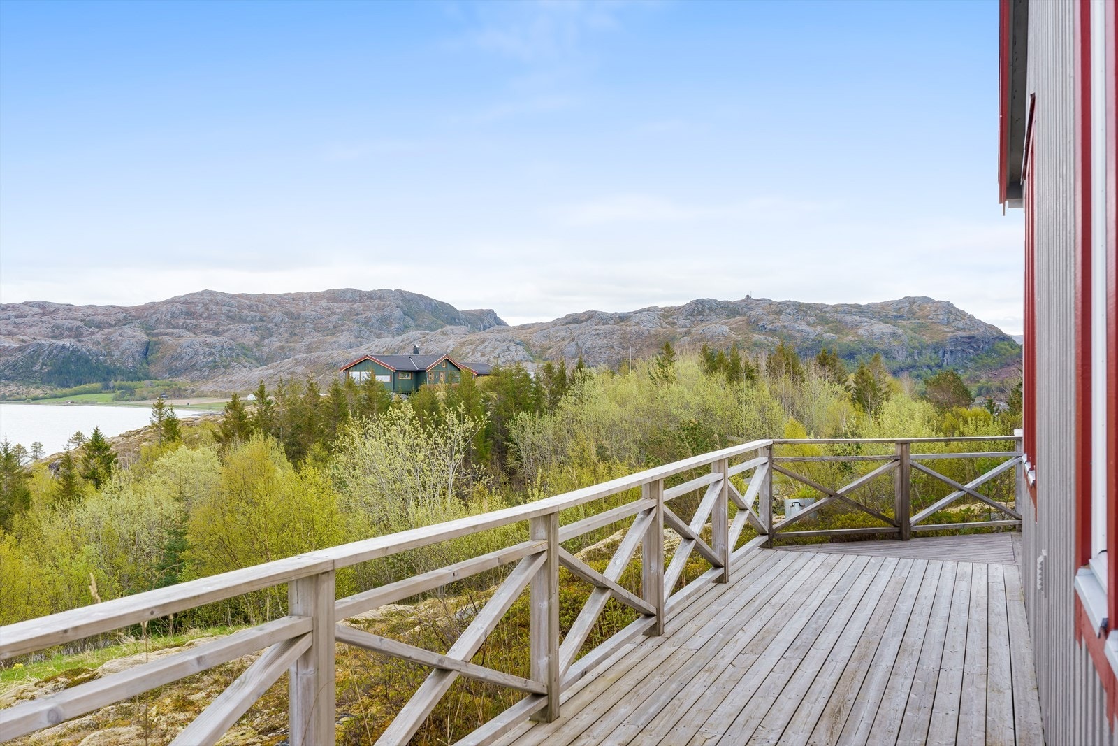 Terrassen strekker seg langs hytta med plass til sittegrupper. Galleribilde