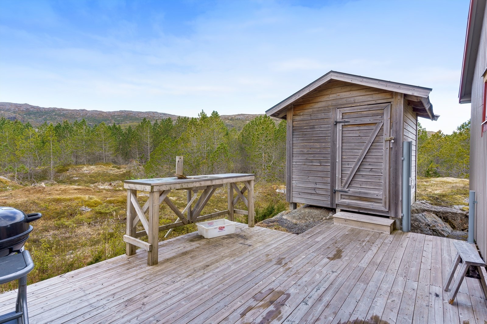 Bod med trevegger og pulttak gir praktisk lagringsplass. Galleribilde
