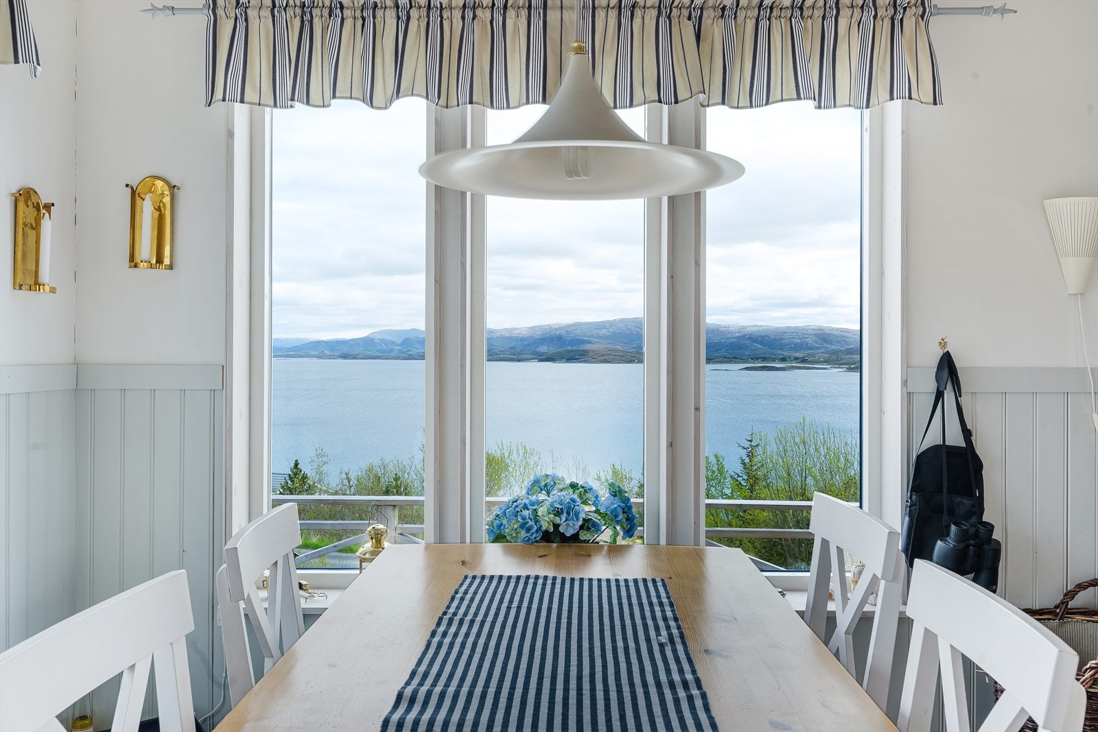 Spisestuen har panoramautsikt som gir en vakker ramme rundt måltidene. Galleribilde