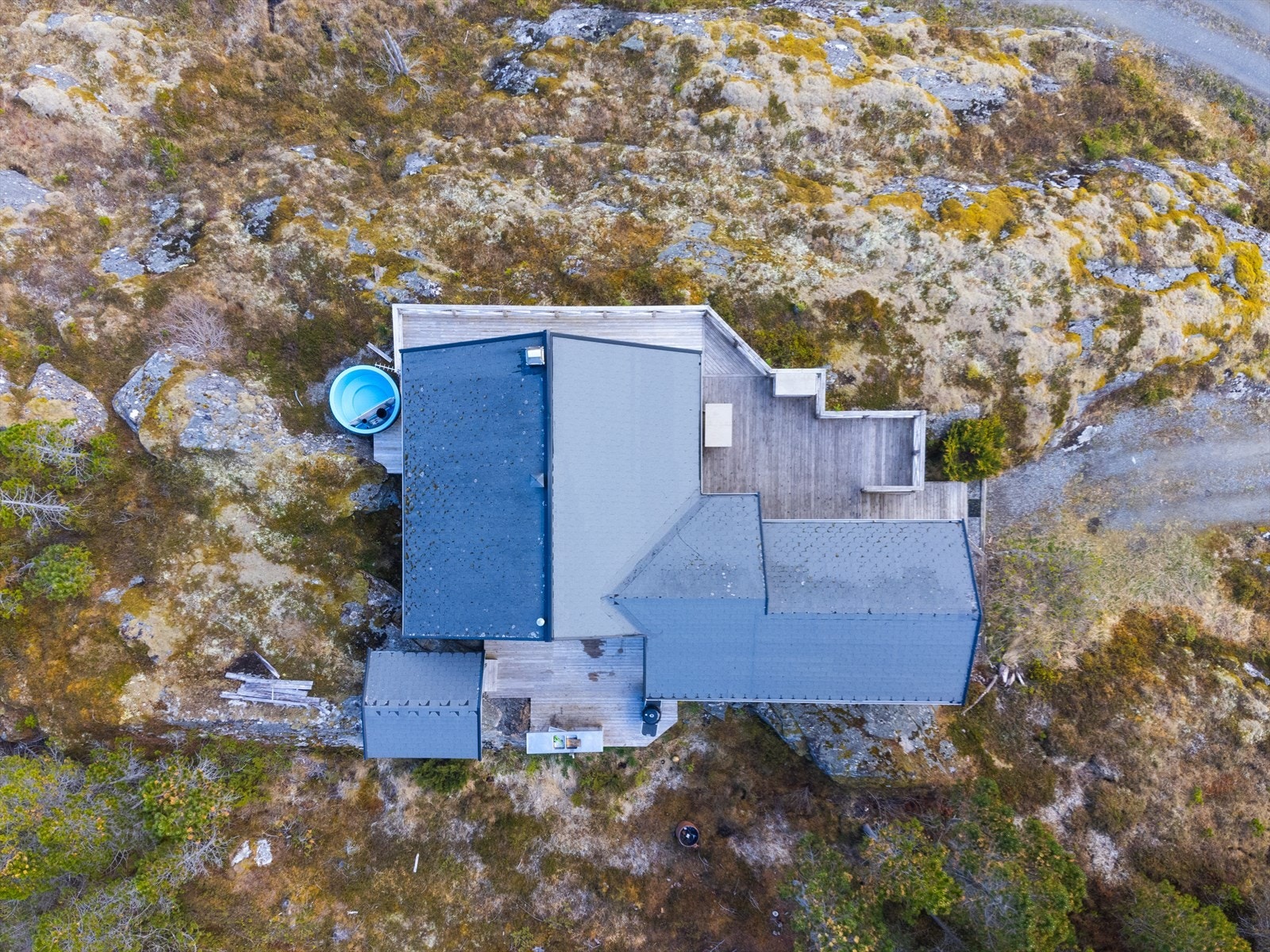 Bygningen har terrasser rundt hytten med overbygget inngang og badestamp mot nordøst. Galleribilde