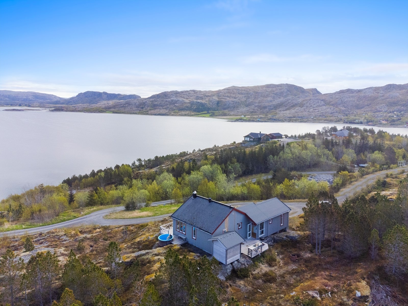 Eiendommen ligger høyt i terrenget med vidstrakt utsikt og kort vei til sjø. Galleribilde