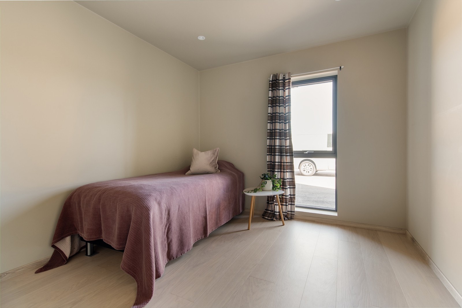 ;asterbedroom som her er noe sparsommelig innredet Galleribilde