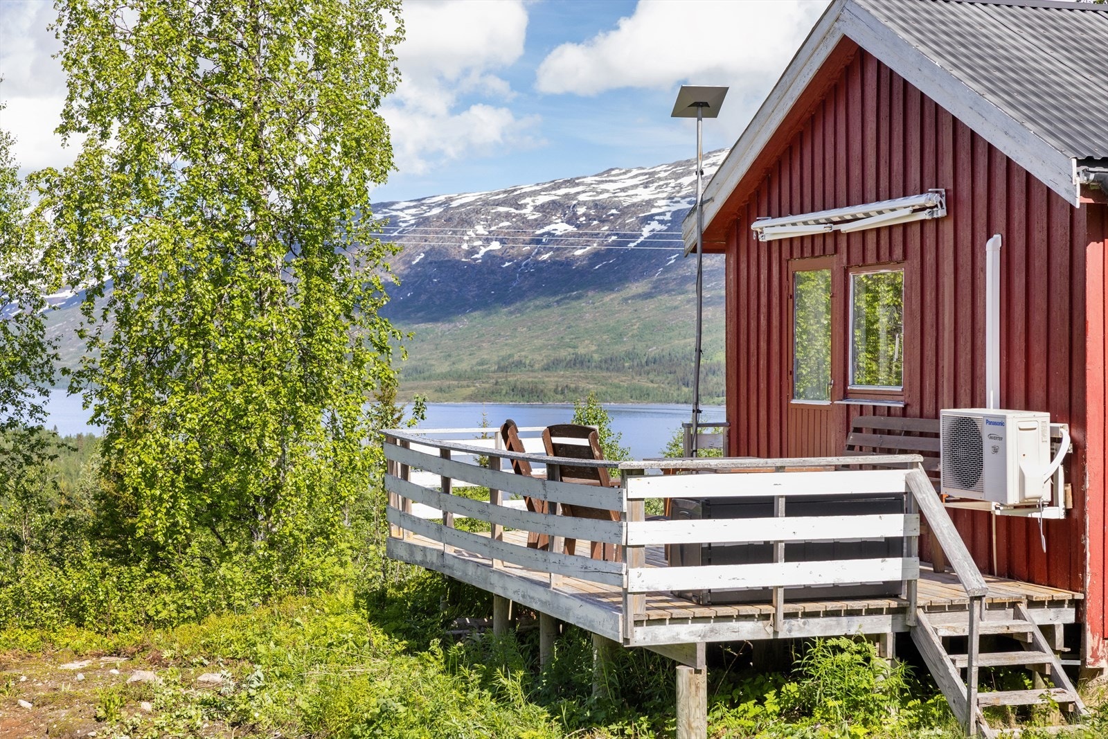 Hytten ligger fint plassert med fantastisk utsikt utover Vesterbukta Galleribilde