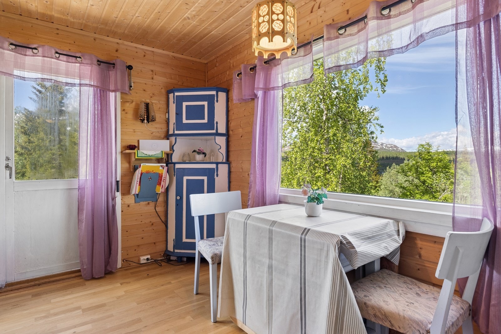 Stuen har godt med plass til flere sittegrupper Galleribilde