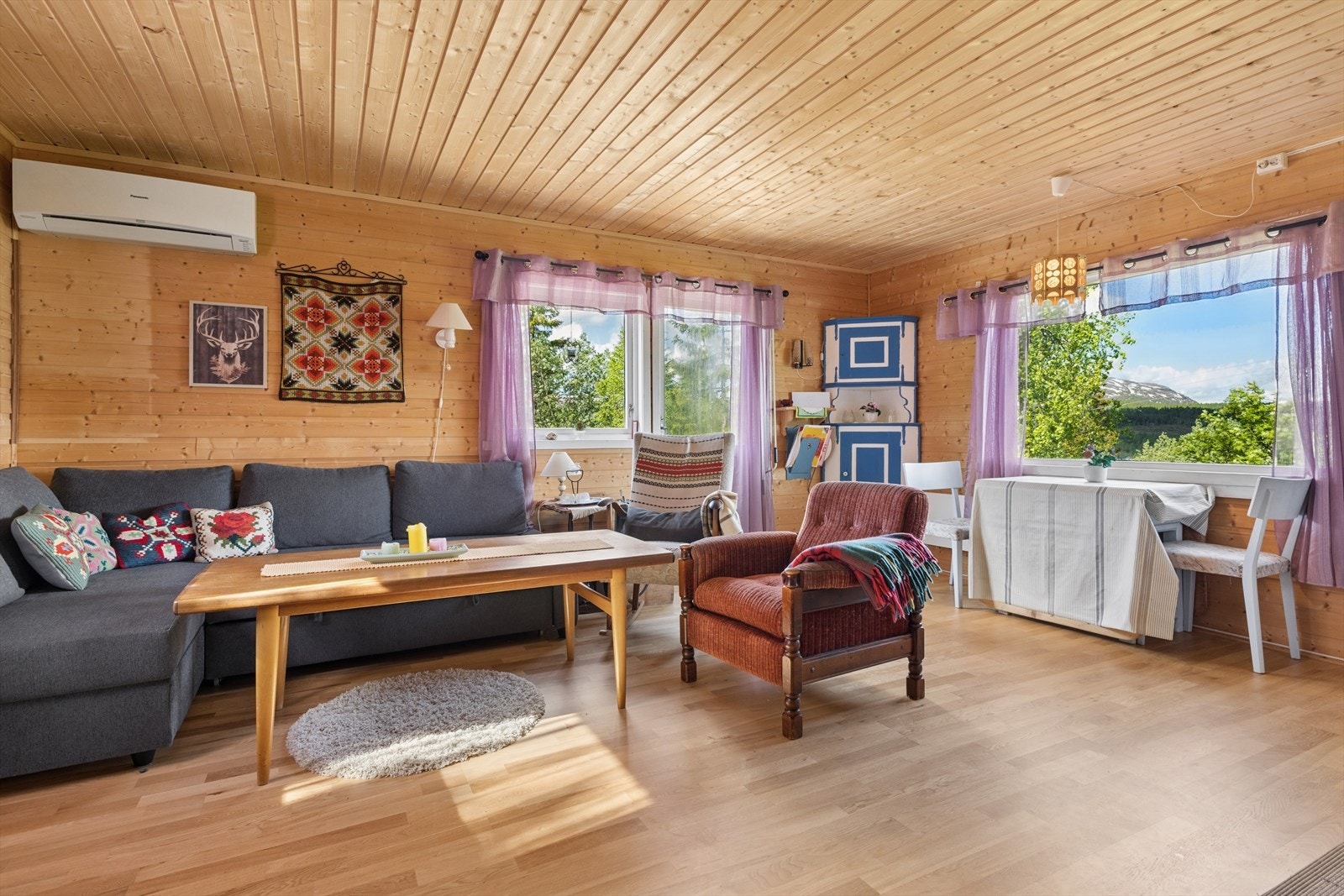 Fra stuen har man utgang til terrassen Galleribilde