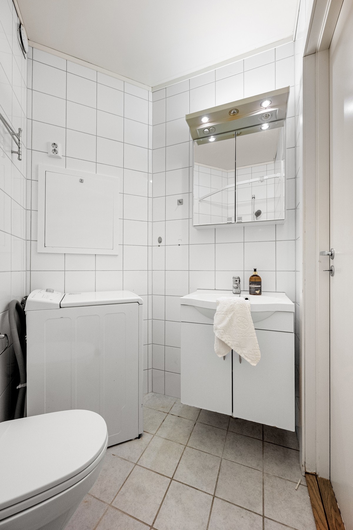 Eldre bad med opplegg for vaskemaskin Galleribilde