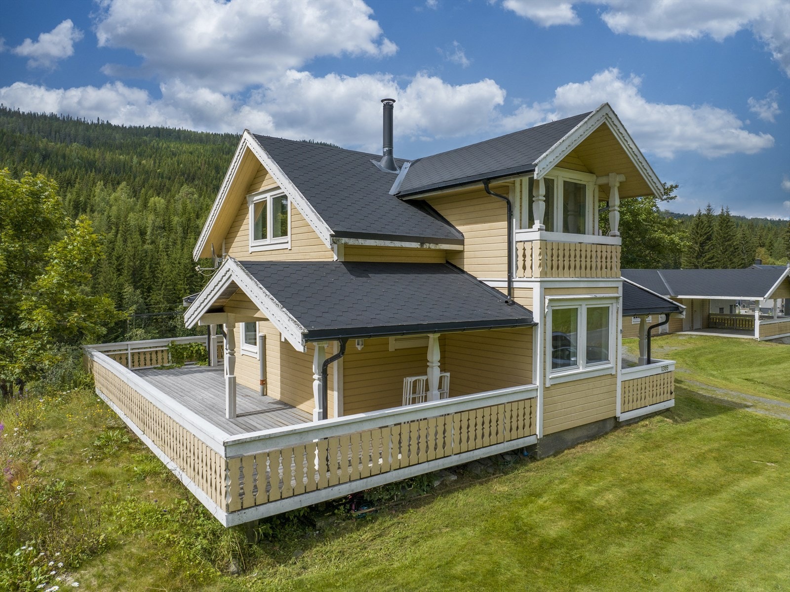 På tunet er det garasje/uthus oppført i samme stil som boligen. Galleribilde