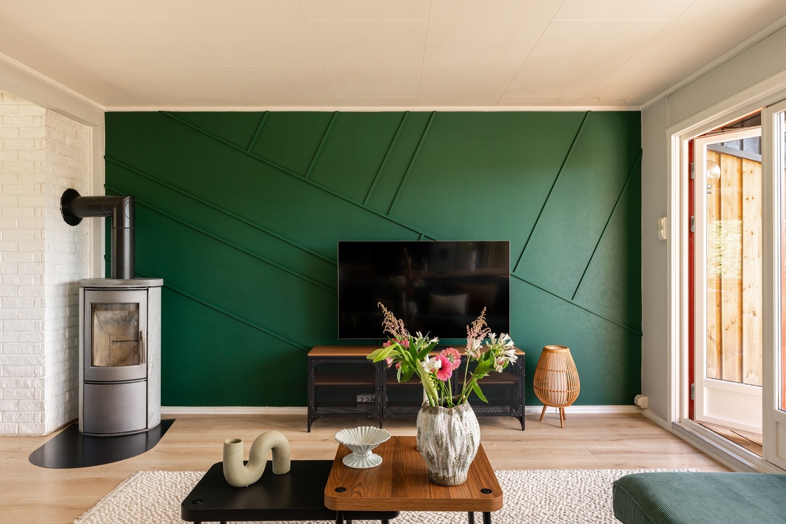 Det er god plass til både sofagruppe og spisebord, og fra stuen er det direkte utgang til terrassen på baksiden av boligen. Galleribilde
