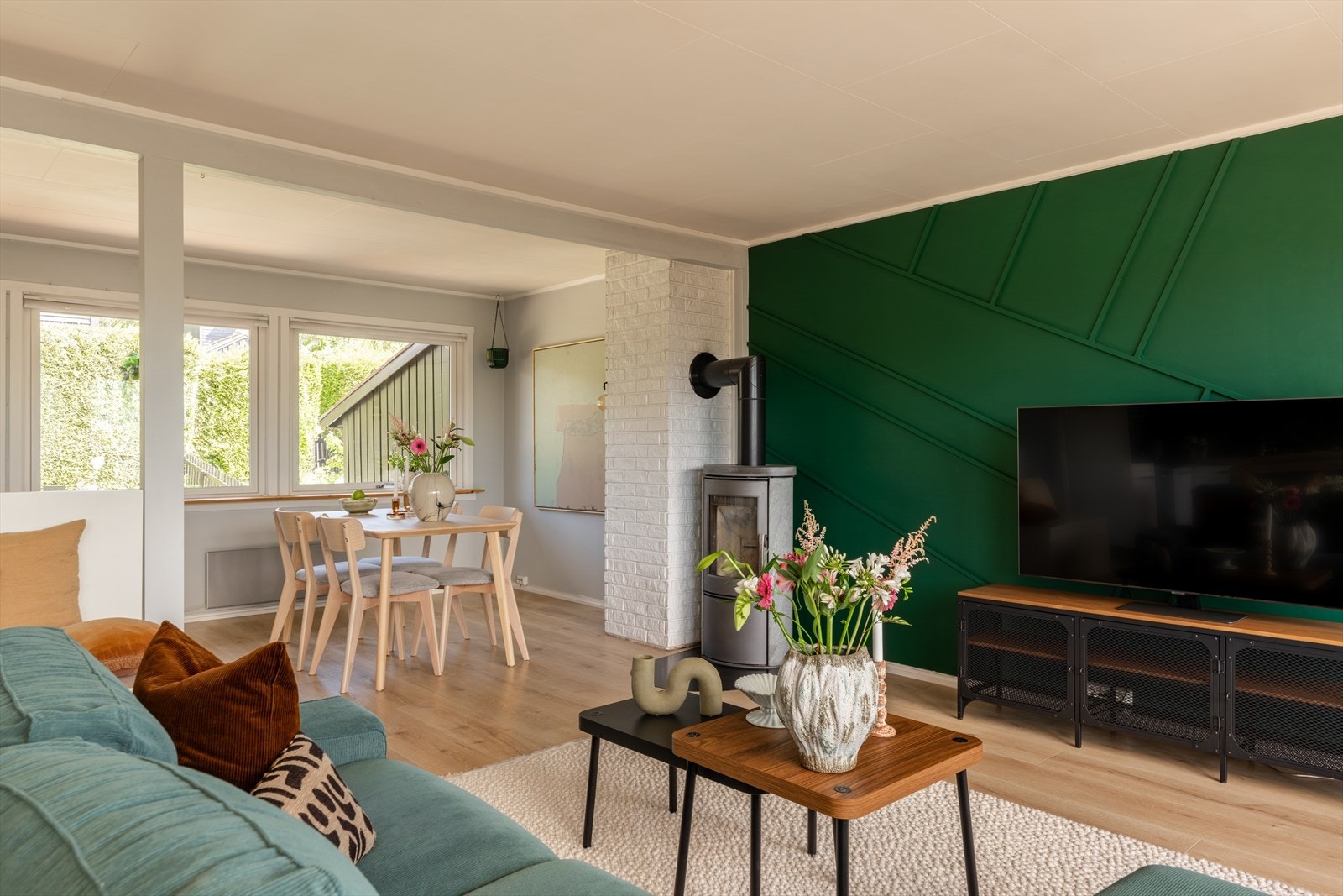 Den moderne peisen, montert i løpet av de siste fem årene, danner et naturlig blikkfang og gir både varme og hygge. Galleribilde