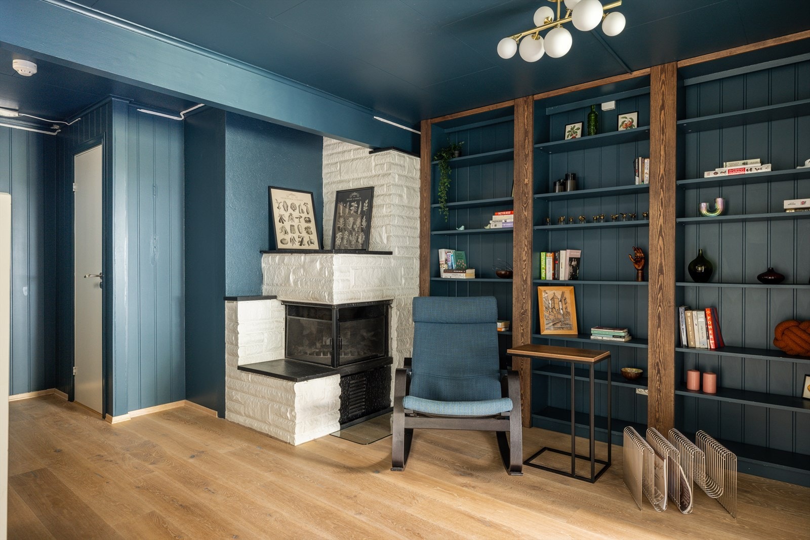 Kjellerstue med peis for ekstra varme og hygge. Galleribilde