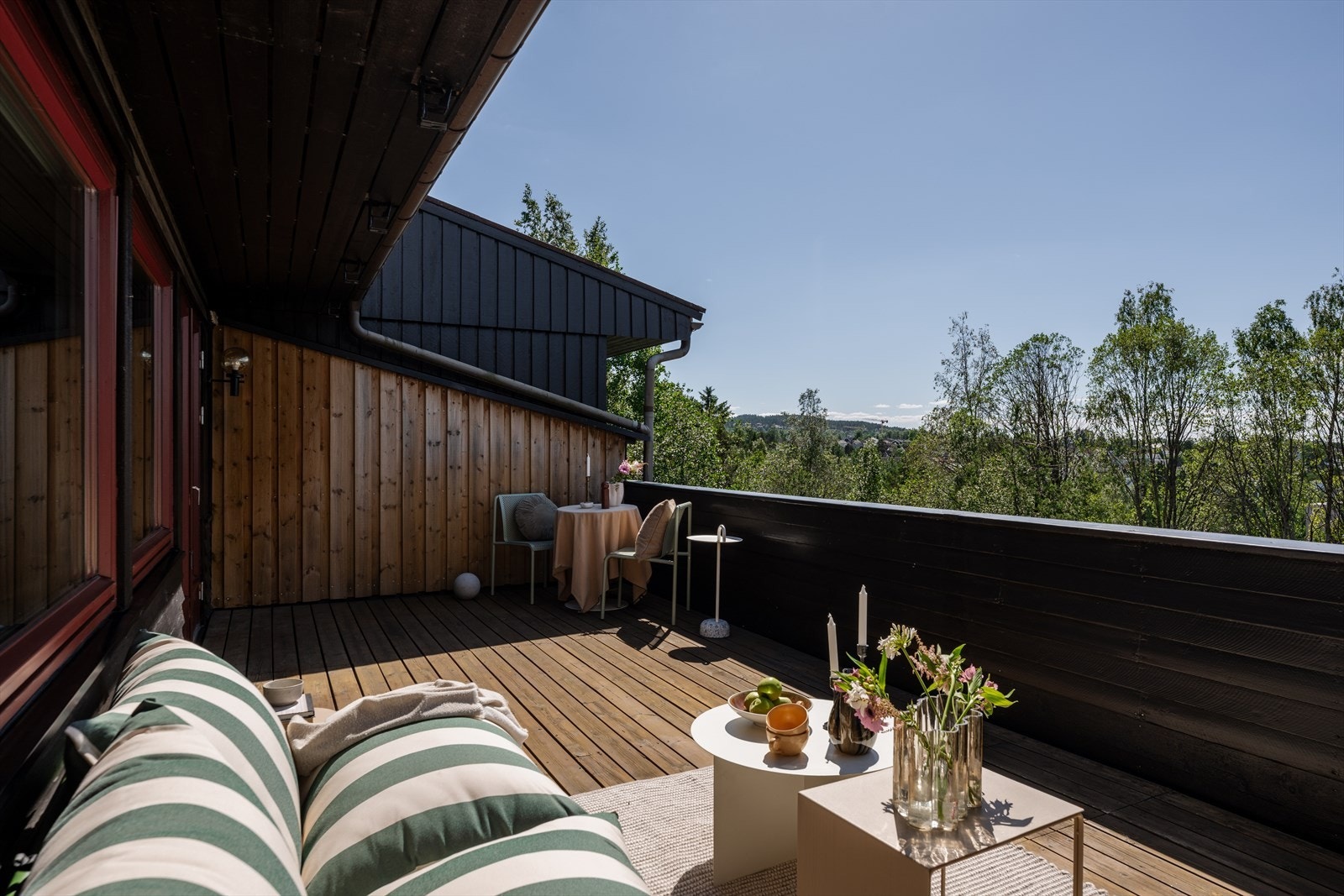 Den skjermede plasseringen, med le fra to sider, skaper en lun og komfortabel uteplass. Her er det god plass til flere hyggelige sitteområder. Galleribilde