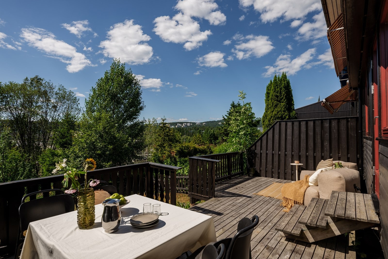 Dette er en romslig terrasse på ca. 25 m². Herfra er det trapp ned til den tilhørende hageparsellen. Galleribilde