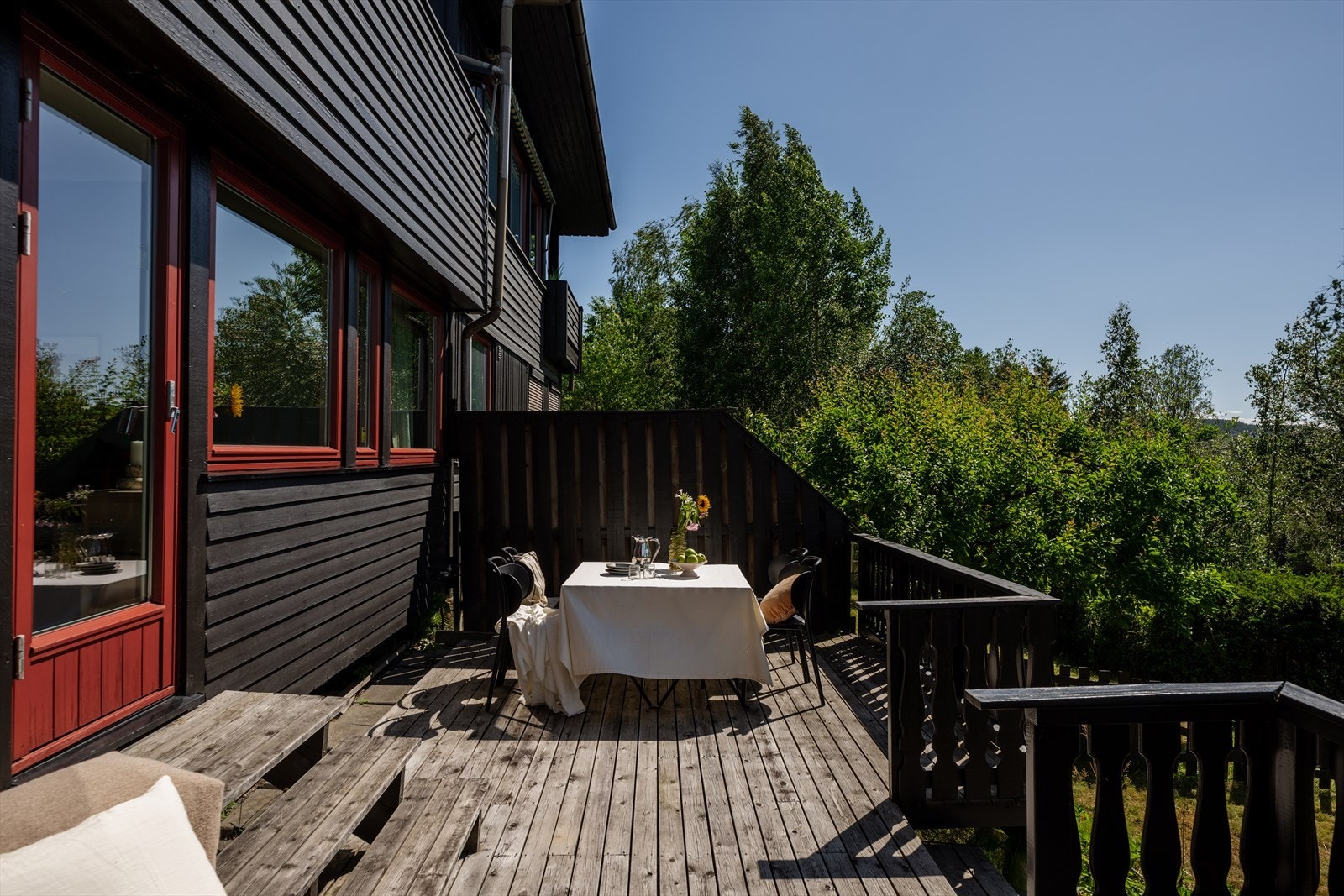 Terrassen har en skjermet beliggenhet med le fra to sider, og markiser bidrar til en lun og komfortabel uteplass gjennom store deler av sesongen. Galleribilde