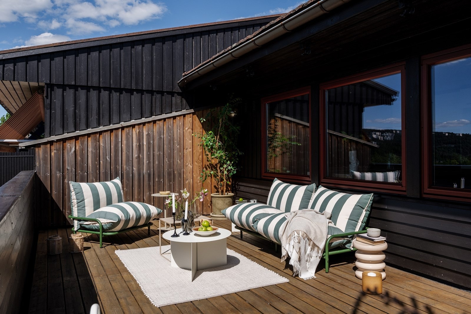 Den romslig terrasse er på ca. 24 m², og er en flott forlengelse av oppholdsrommet i sommerhalvåret. Galleribilde