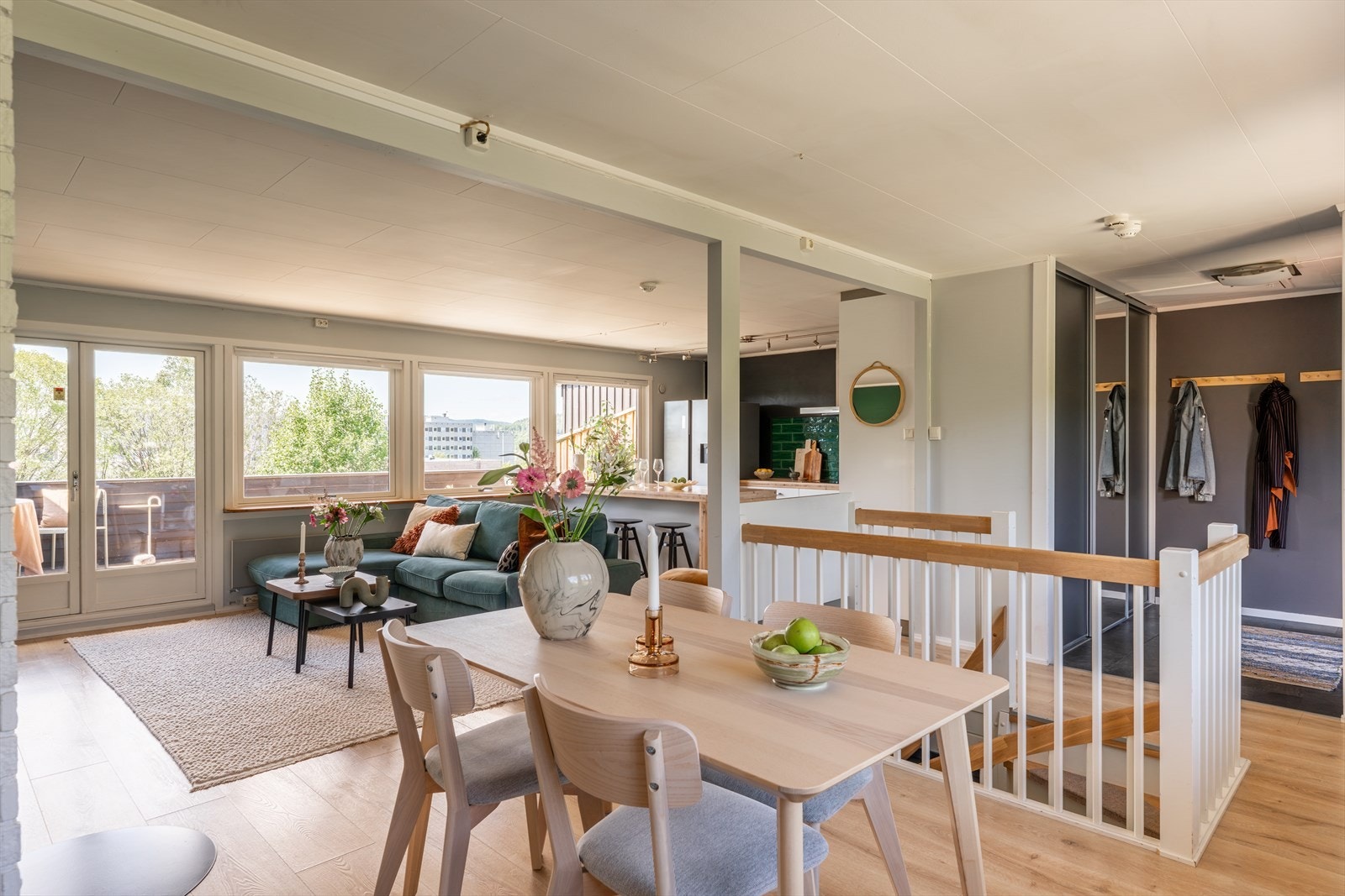 Fra entréen åpner boligen seg videre mot den åpne stue- og kjøkkenløsningen, mens trappen til underetasjen er naturlig integrert i rommet. Galleribilde