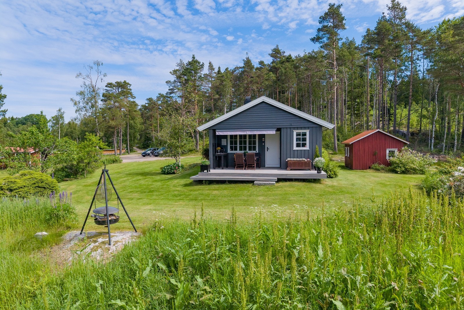 Sydvendt, solrik terrasse og hage Galleribilde