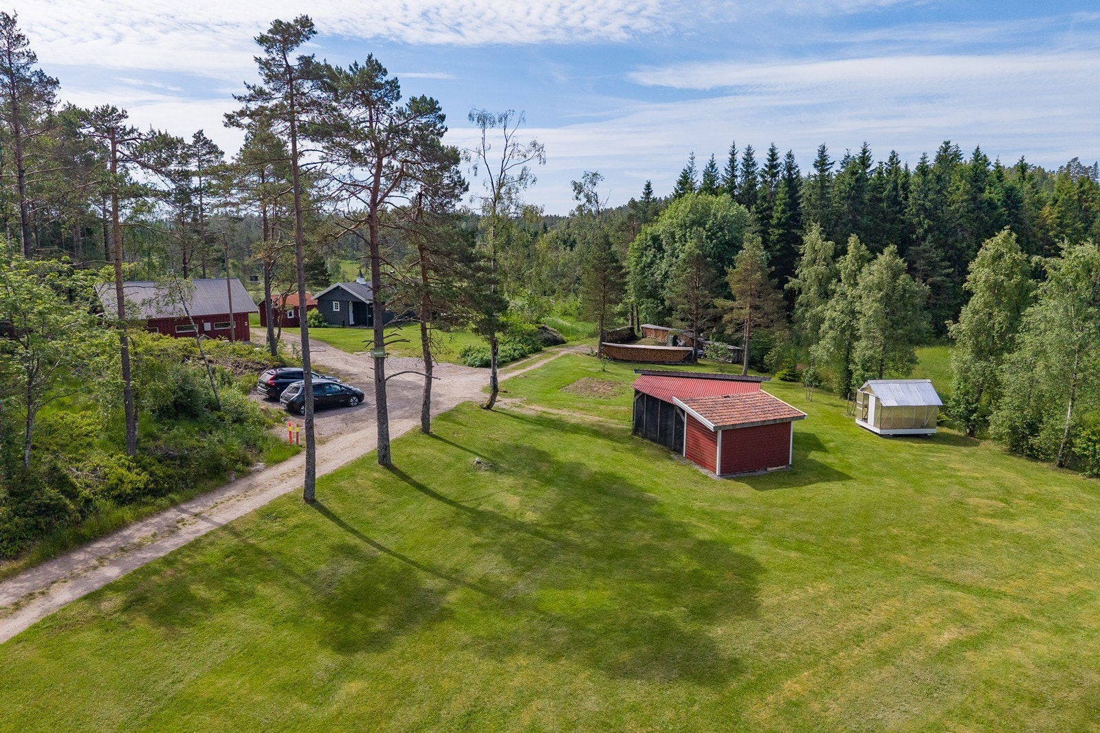 Velholdt eiendom med flere bygg Galleribilde
