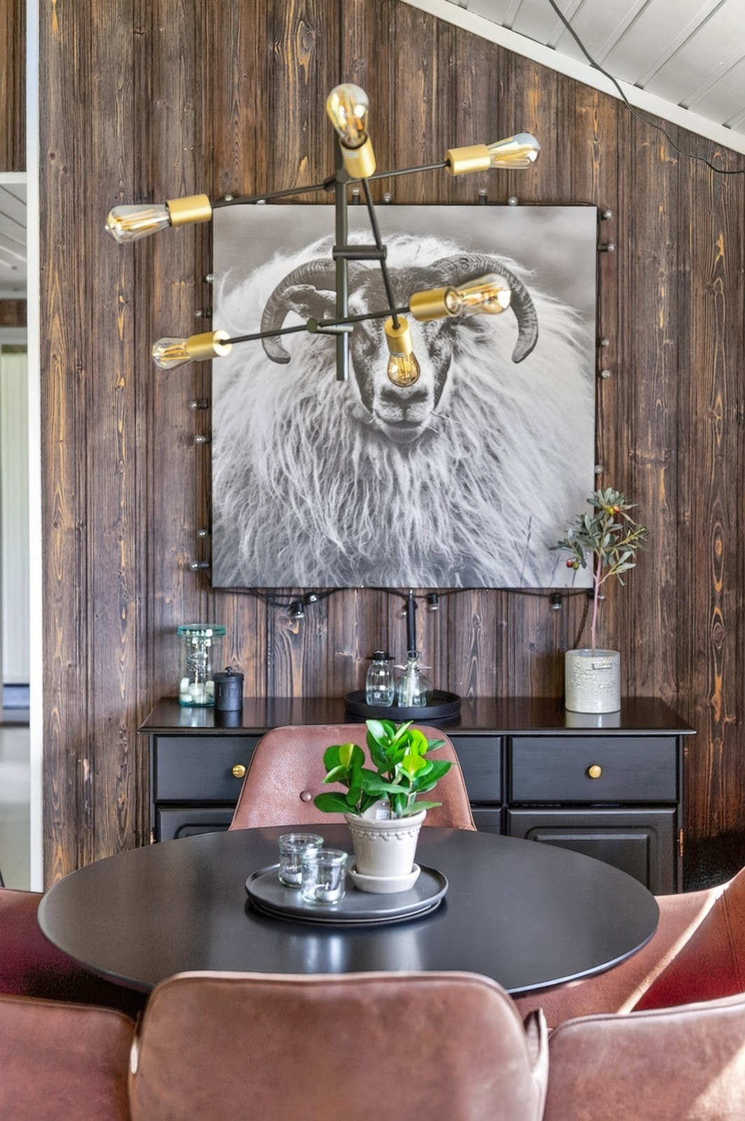 Beisede, lune vegger og hvitmalt panel i tak Galleribilde