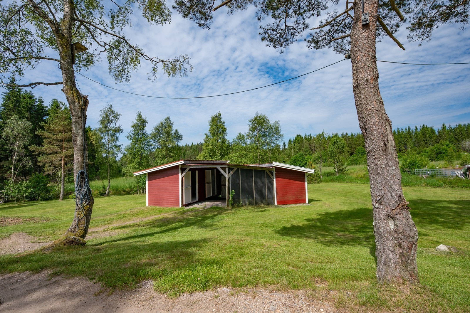 To bygg med halvtak tilrettelagt for dyrehold Galleribilde