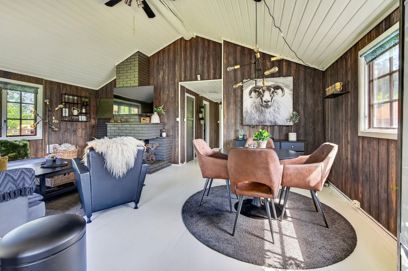 Naturlig plass for sittegruppe og spisebord Galleribilde