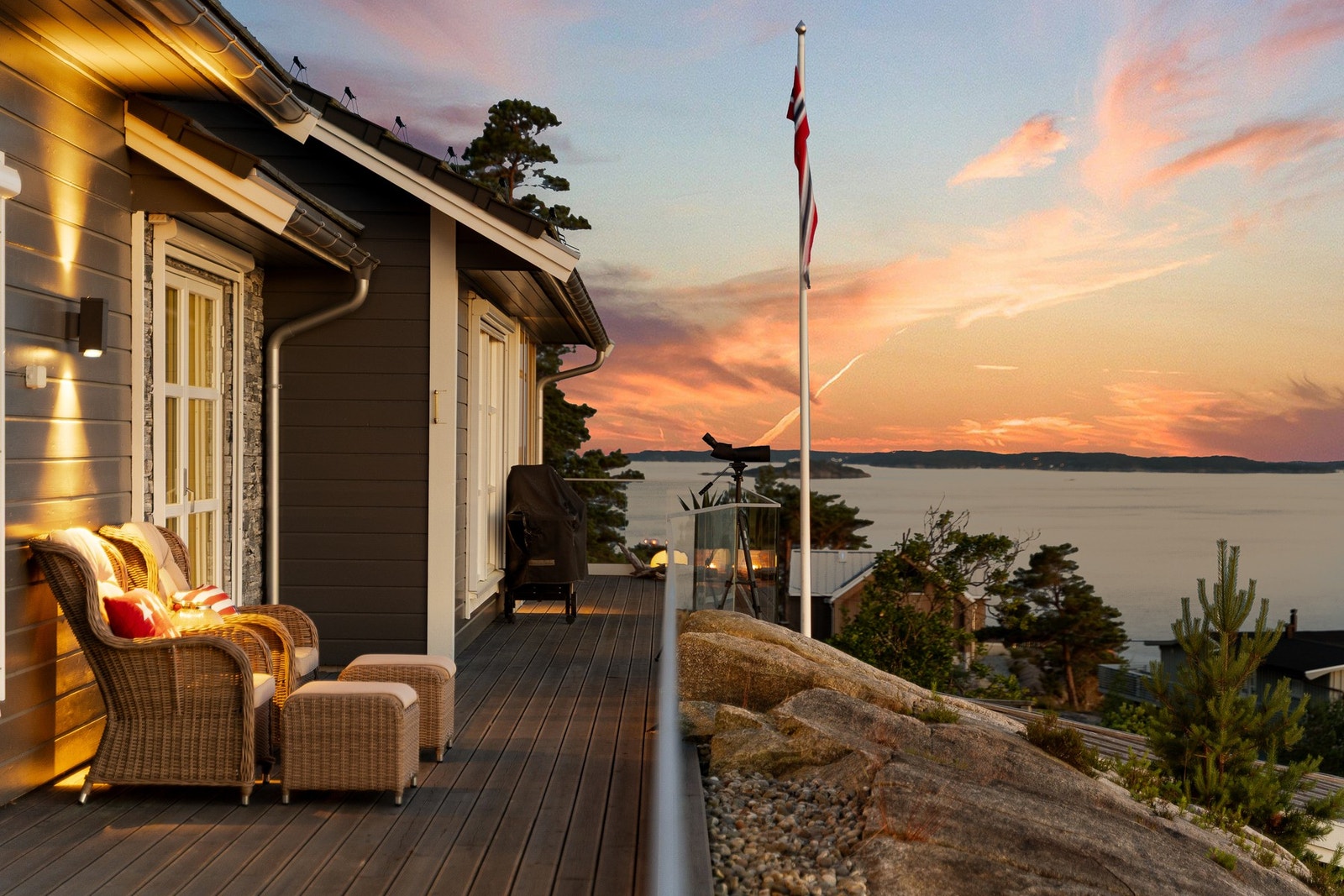 Fra den romslige terrassen kan du nyte panoramautsikt over havet Galleribilde
