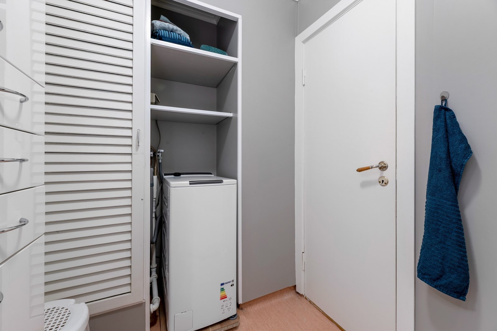 Opplegg for vaskemaskin på badet. Galleribilde