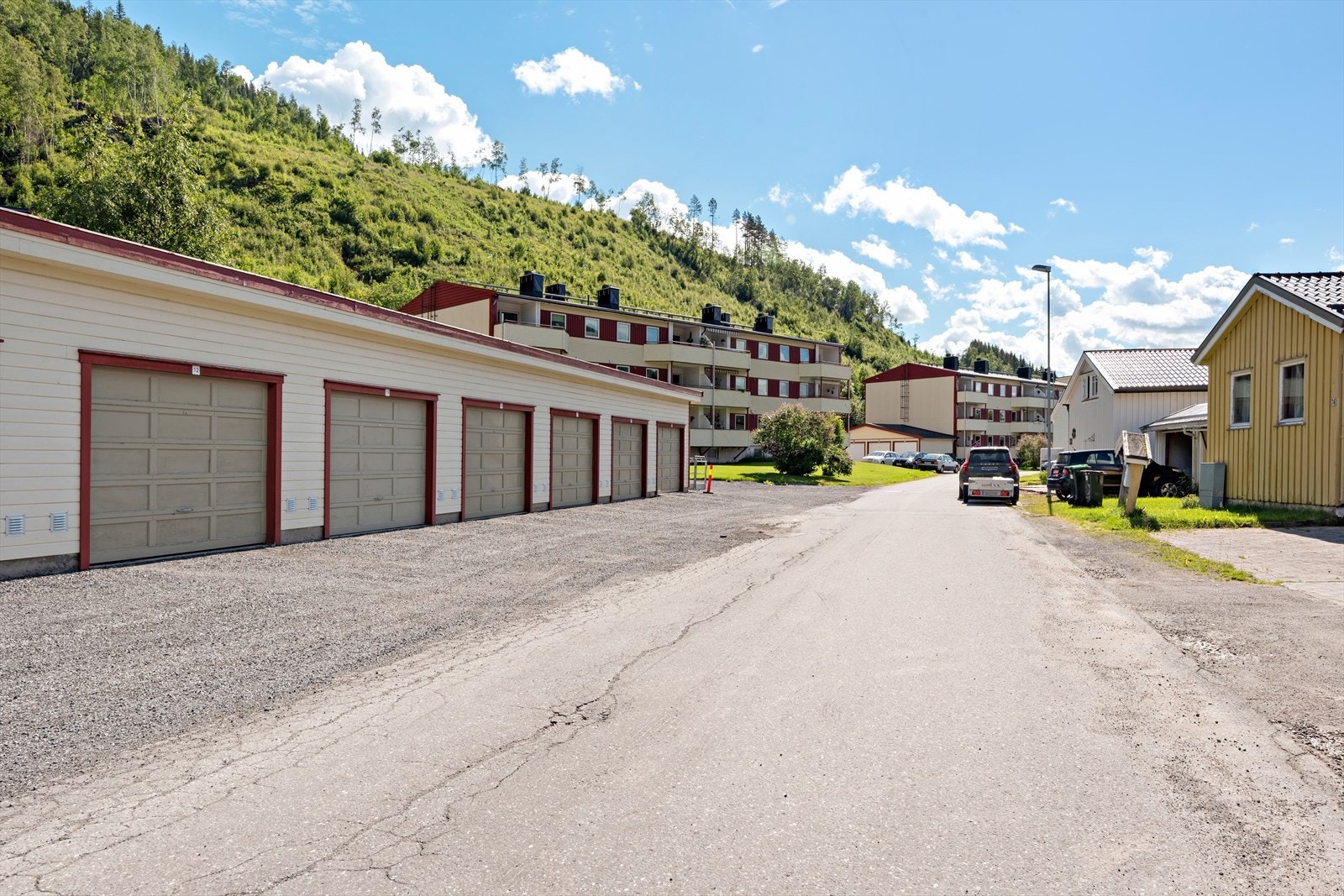 Garasje i garasjerekke. Galleribilde