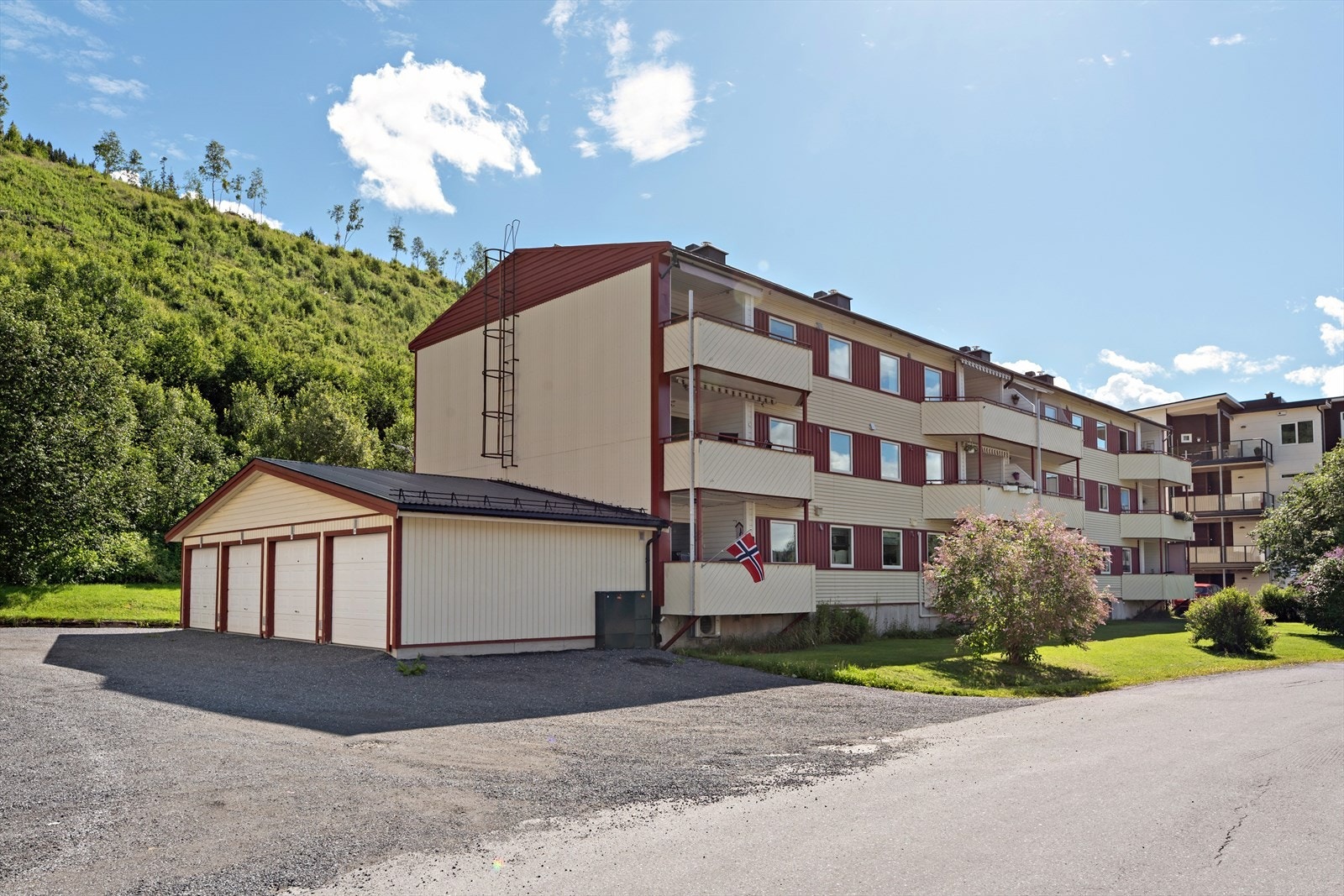 Velkommen til Innervollan 33 A. I 2. etg. finner du en 3-roms leilighet. Garasje. Foto: Maren Terese Forsbakk Galleribilde