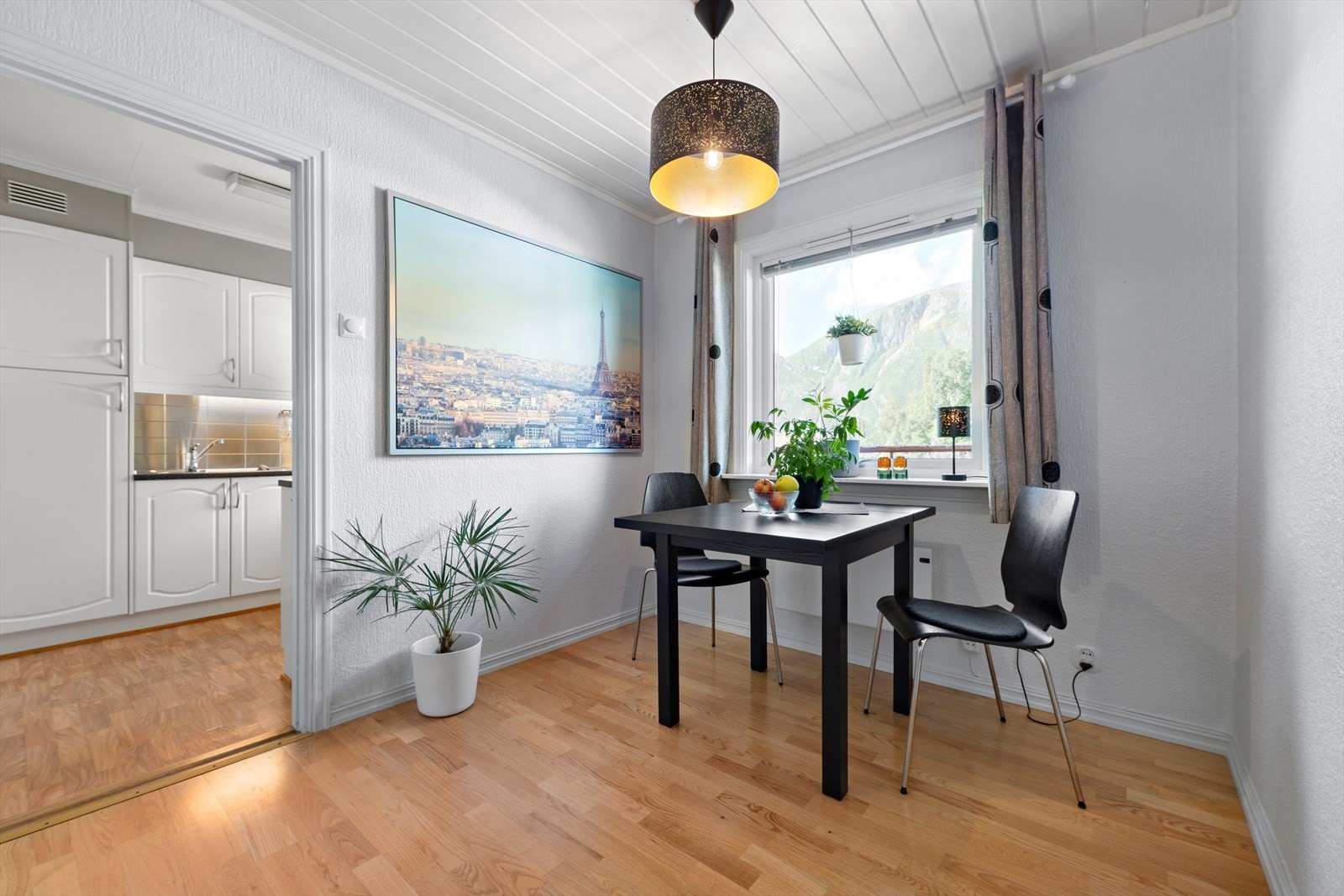 Plass for spisebord like ved kjøkkenet. Galleribilde