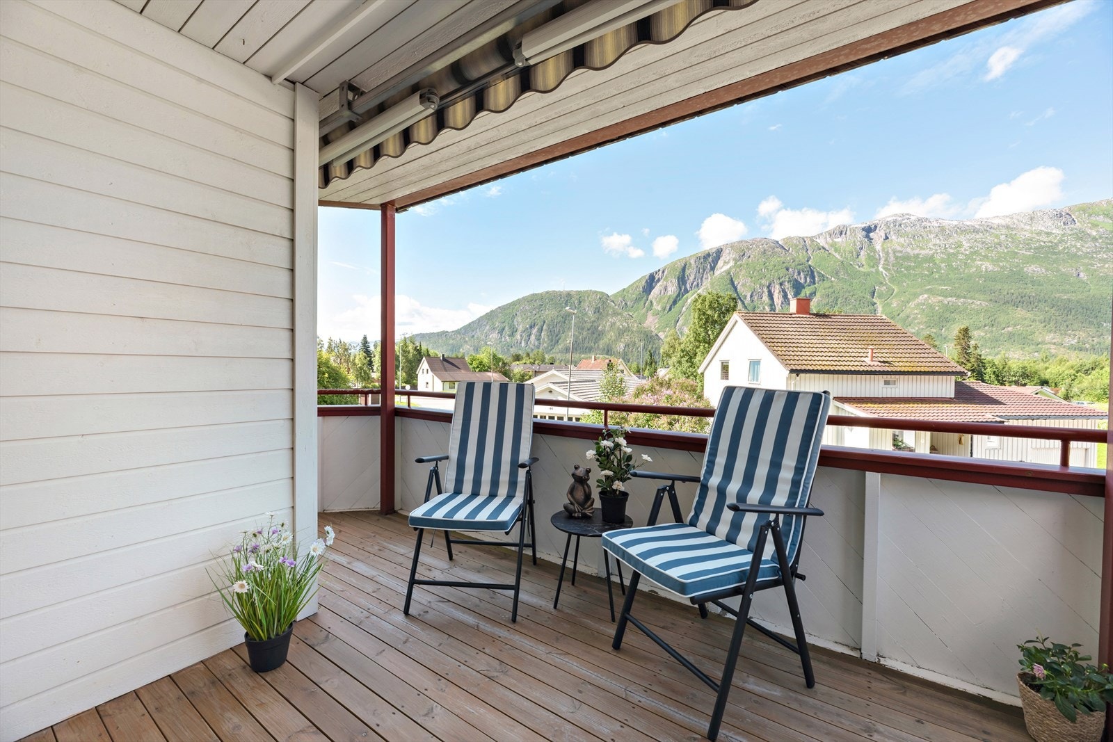 Takoverbygd veranda på ca. 9 m2. Flott utsikt mot Øyfjellet. Galleribilde