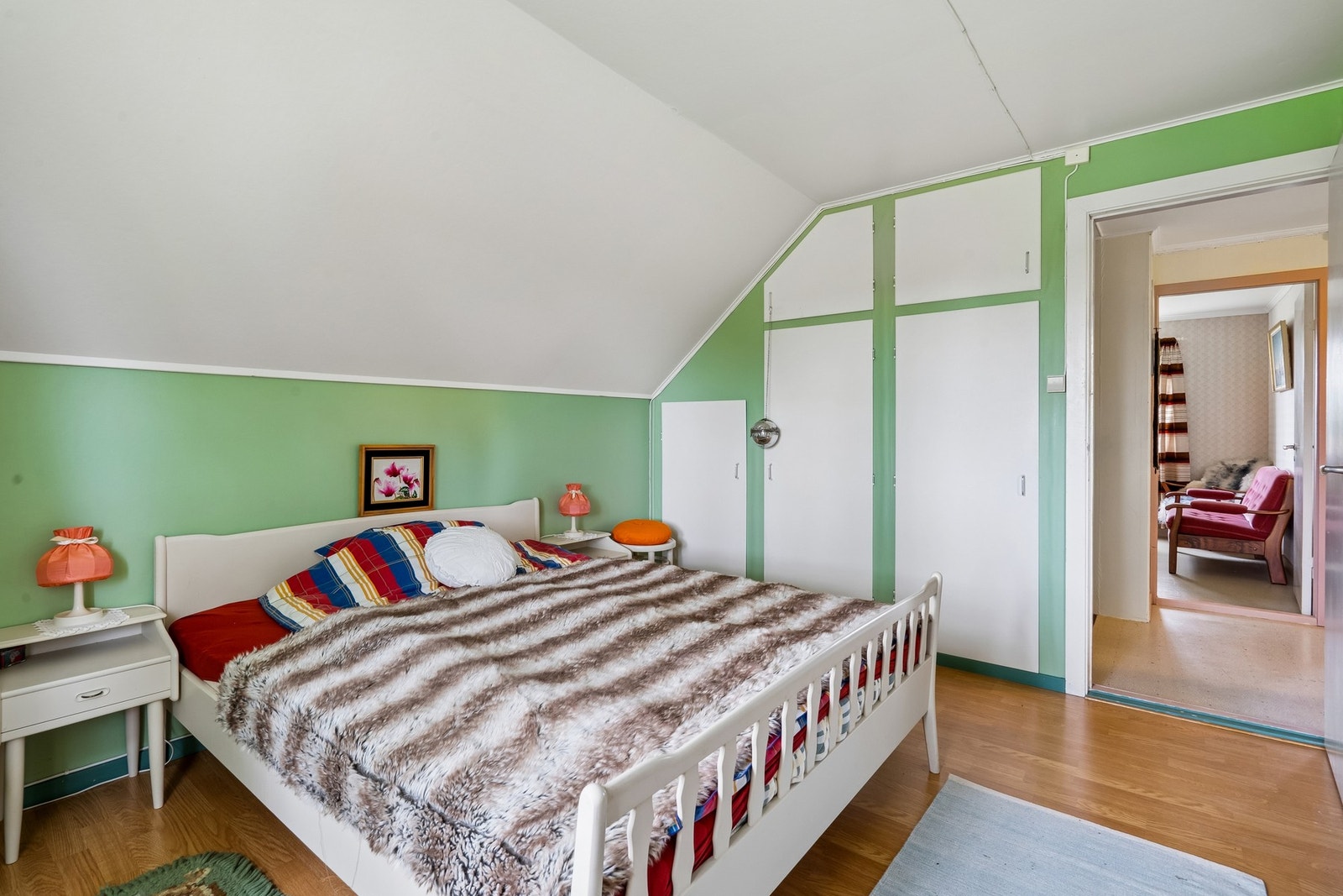 Boligen disponerer 4 soverom. Her er det plass til hele familien. Galleribilde