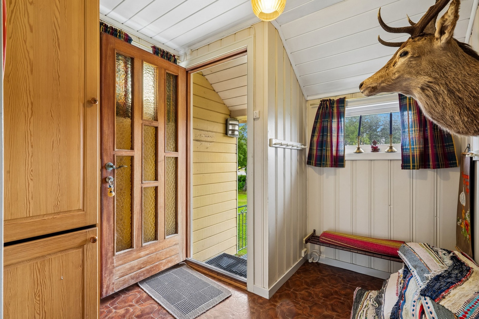 Velkommen inn! Romslig entrè med god plass til oppbevaring. Galleribilde