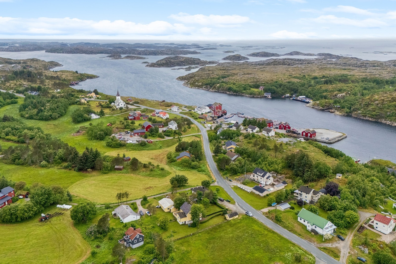 Vesthitterveien 660 ligger i Kvenvær på Hitra, et rolig og naturskjønt område preget av sjønære omgivelser og kort vei til lokale fasiliteter. Galleribilde