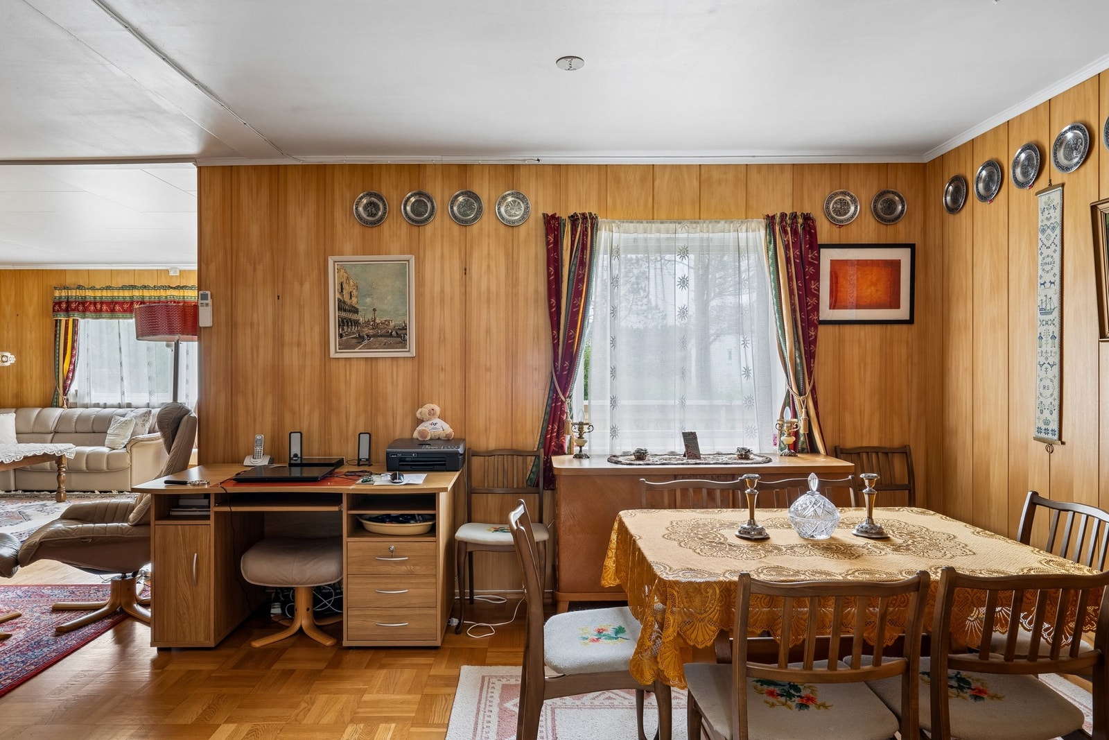 Stuen har plass til både arbeidskrok og spisebord. Galleribilde