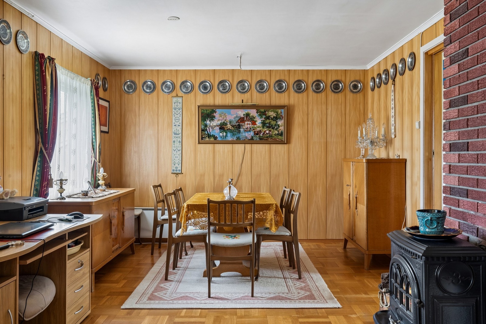 Det er god plass til et stort spisebord i spisestuen. Galleribilde