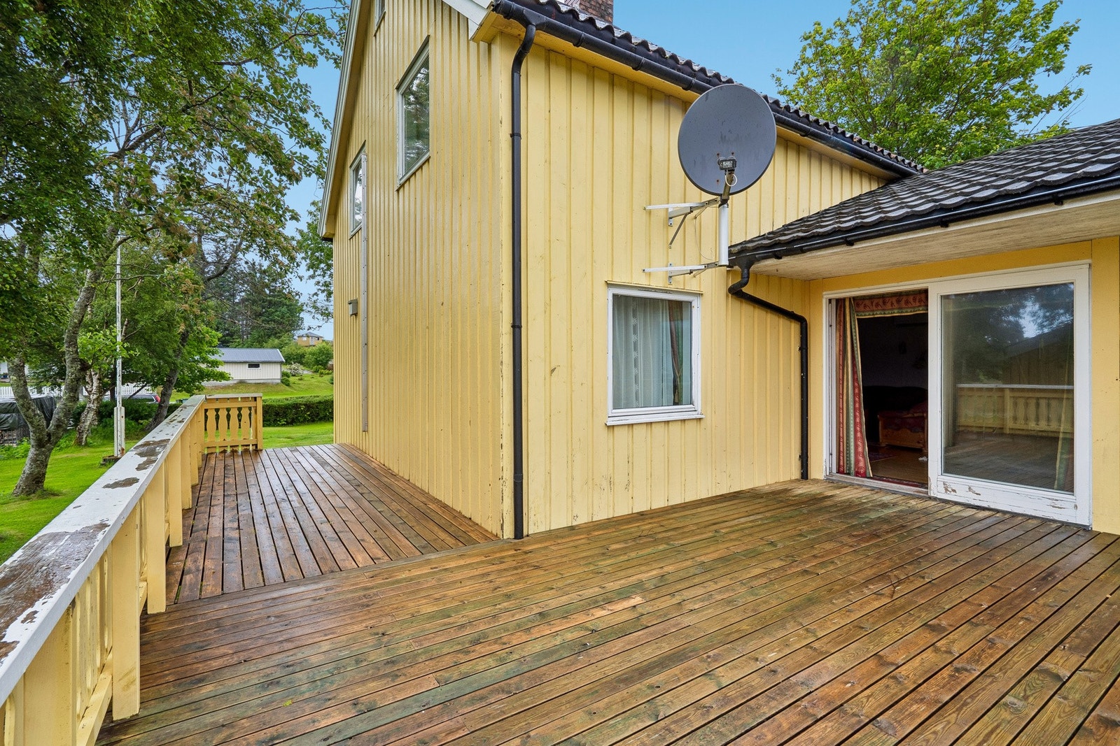 Boligen har terrasse på to sider av boligen Galleribilde