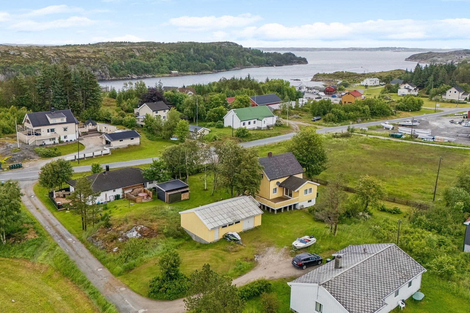Det er to garasjer som følger eiendommen Galleribilde