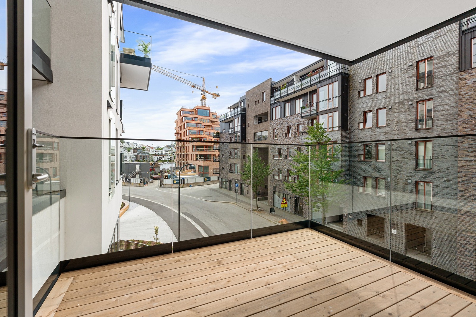 - Leiligheten har egen romslig, overbygd balkong som måler 7kvm - Galleribilde