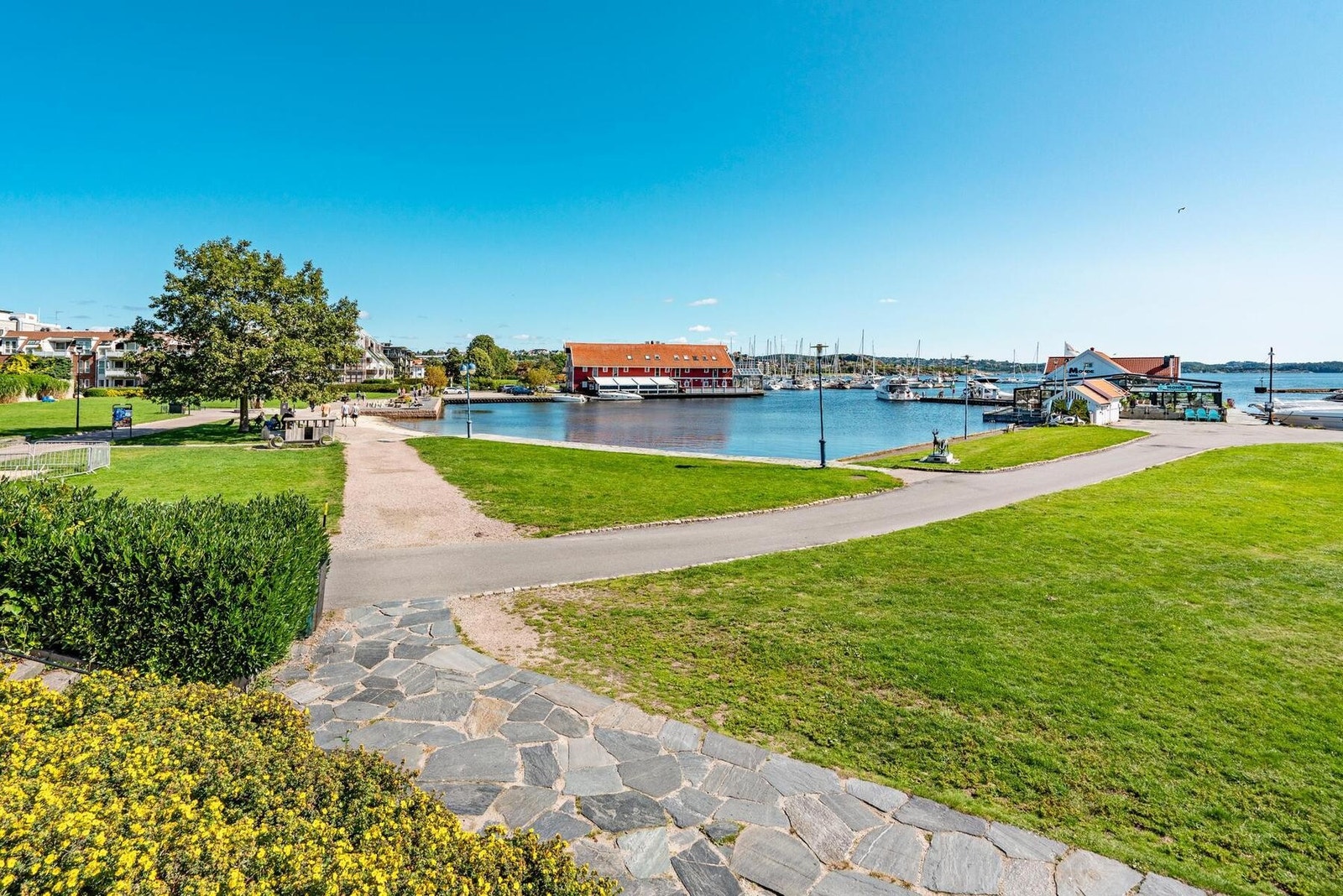 - Det er nærhet til flotte turområder utenfor Tangen, langs Otra og langs strandpromenaden som strekker seg forbi blant annet Tresse, Festninga, Nupen-anlegget, Sjøhuset - Galleribilde