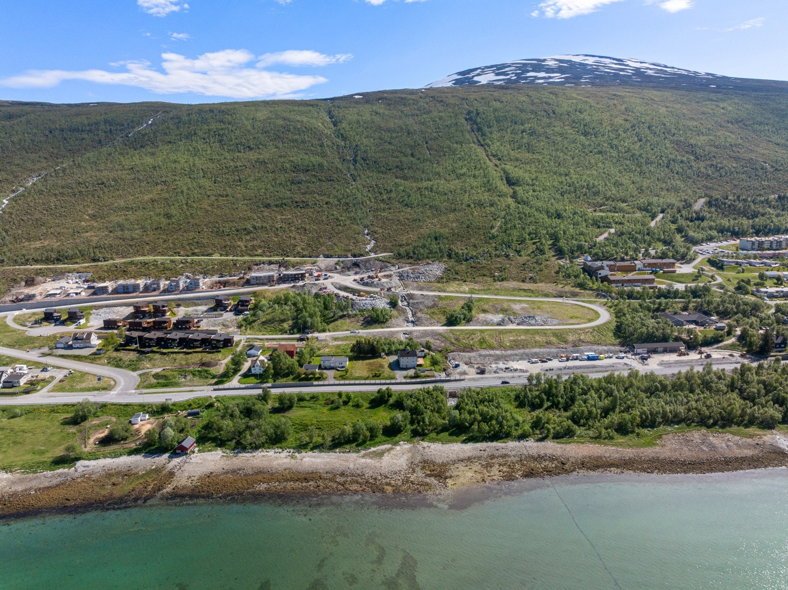 Tomtene ligger i dag på gnr. 14 bnr. 47, men vil bli fradelt og tildelt egen gårds- og bruksnummer før overdragelse.