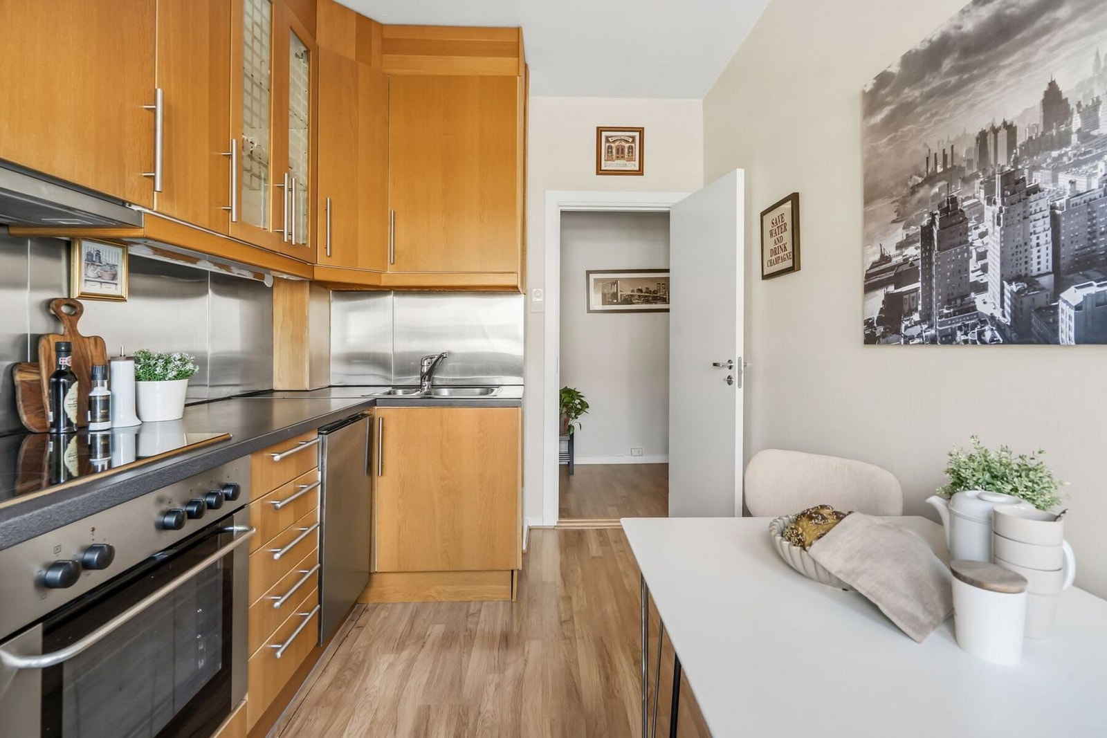 Velholdt kjøkken som har innredning med glatte fronter og benkeplaten er av laminat. Det er kjøl/fryseskap, oppvaskmaskin, platetopp og stekeovn Galleribilde