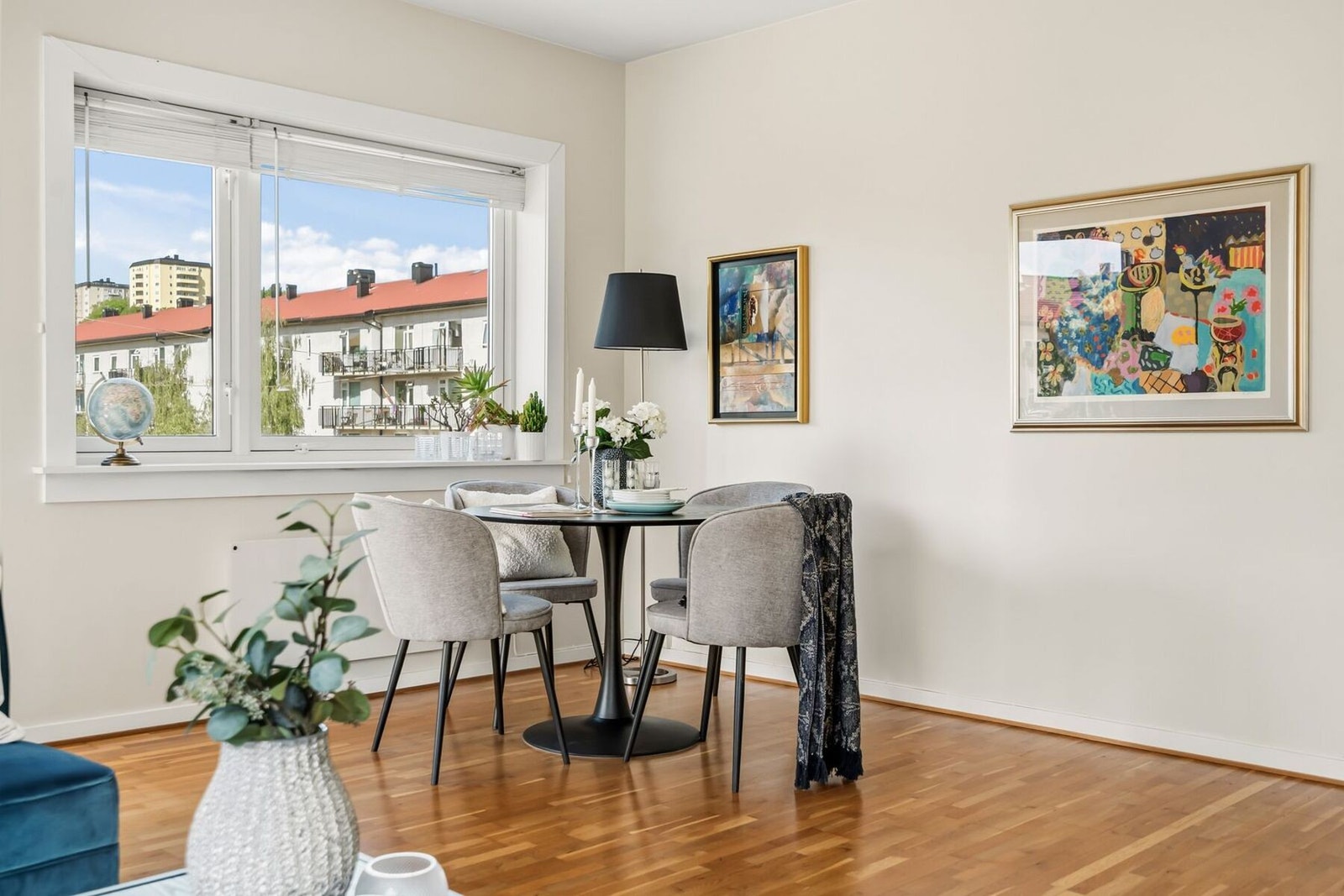 Lyst og trivelig med store vinduer i 2 fasader. Galleribilde